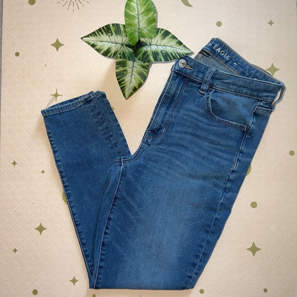 American Eagle Next Level Super High-Waisted Jegging in Medium Wash - 8 Short